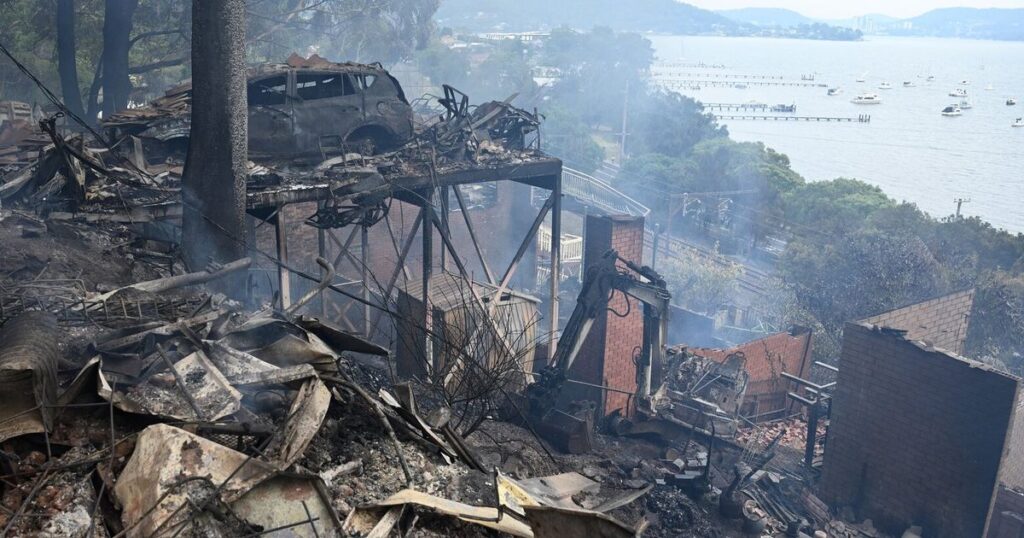 Wildfires destroy 40 homes and kill a firefighter in Australia